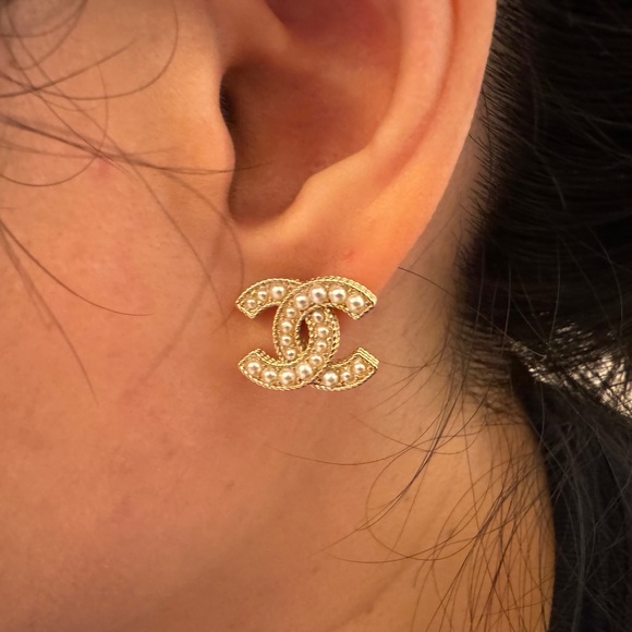 Rare Brand New Chanel CC Logo Pearl & Gold Stud Earrings - Picture 3 of 3
